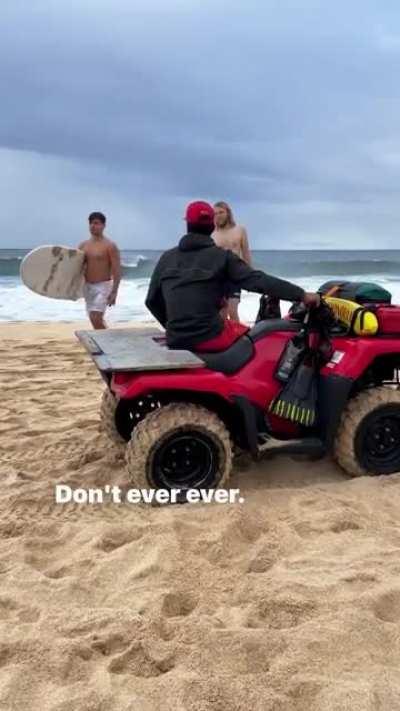 NS lifeguard gives tourists a dressing down after they ignore warning to stay out of the water and try to paddle out at Pipeline