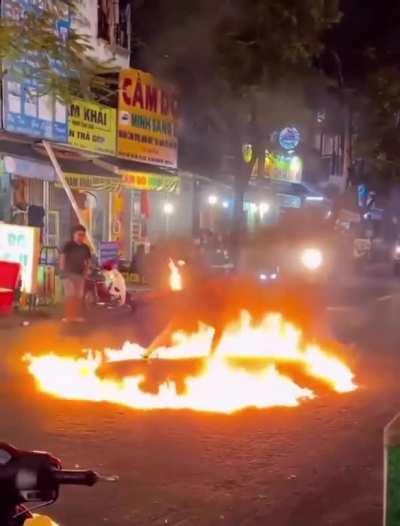 influencer messing up traffic in Vietnam 