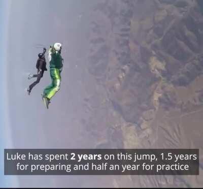 Luke Aikins Jump From Plane From 25000 Feet Without Parachute.