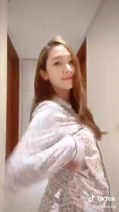 Jessica Jung - sexi dance in her pyjamas