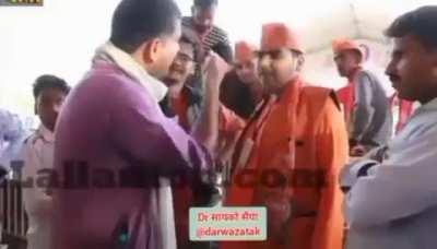 Hum bhagwa-chola pehenkr, santre jaise dikhkr nationalist toh bn jaate hain but hum logo ki gend fatt jati hai vande mataram sunane mein!!