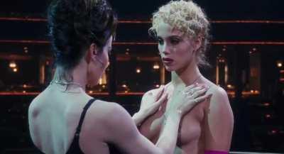 Gina Gershon and Elizabeth Berkley in the 1995 movie 'Showgirls'