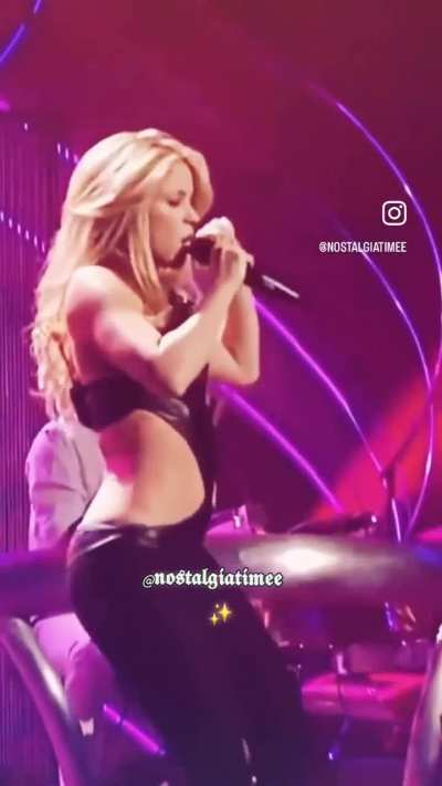 Shakira twerking 