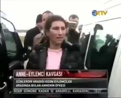 Bir anne, 17 yaşındaki evladı DHKPC terör örgütüne katılmasın diye çırpınıyor. Ama birisi onu itiyor, kakıyor, azarlıyor. Belli ki örgüte eleman devşirmekle görevli. Kim mi o (gözlüklü olan)? Bugünlerde kahraman ilan edilen DHKP-C'li Ebru Timtik.