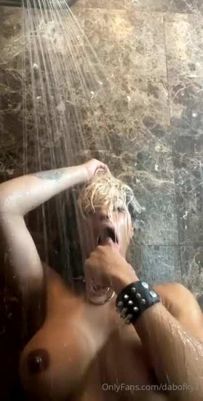 Horny in the shower 💦👅