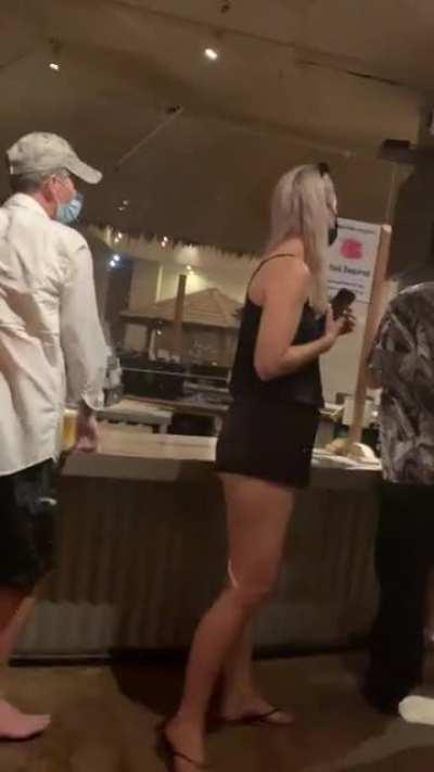 Woman going nuts in Hawaii resort bar for being flagged.