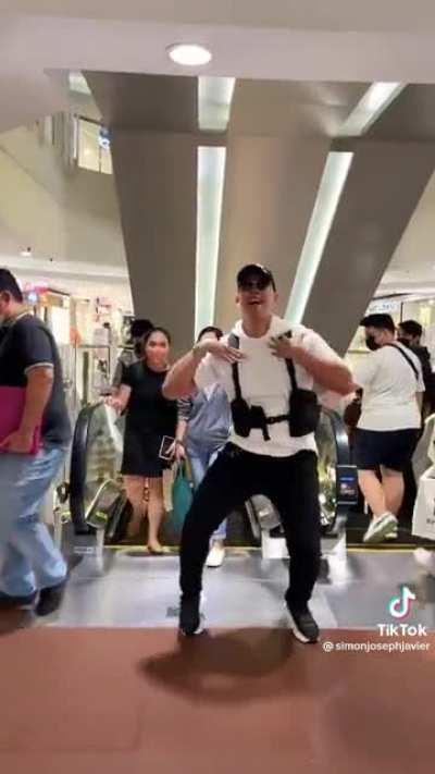 TikTok “””influencer””” with over 9 million followers does some influencing on the escalator