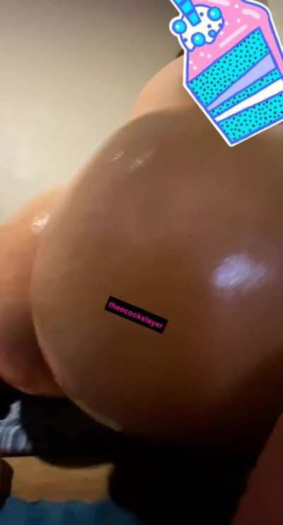 upvote if you like my oiled up butt 🙈