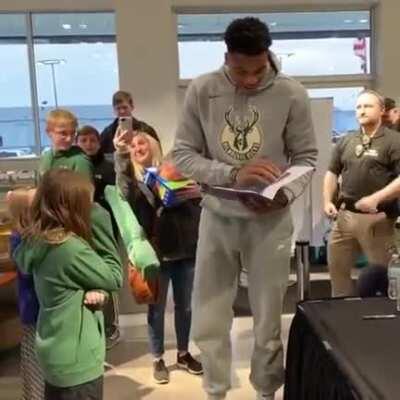 NBA star Giannis Antetokounmpo's wholesome reaction to a young fan with artwork.