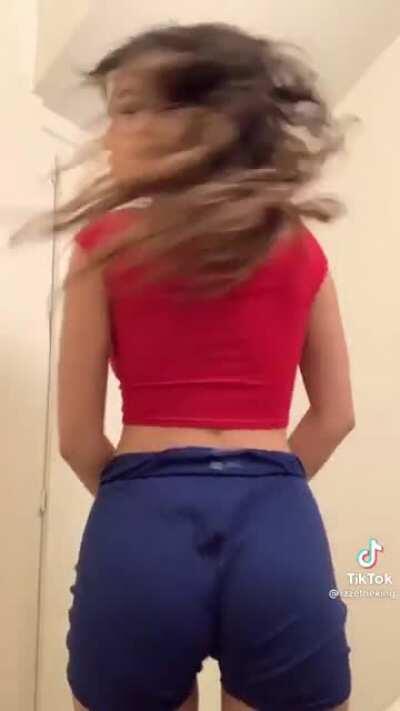 Vid of her shaking her ass