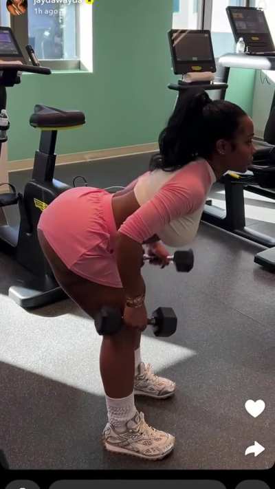 Jayda Wayda looking good in the gym