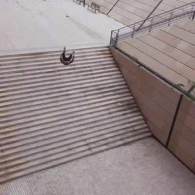 This amazing guy jumping an entire flight of stairs