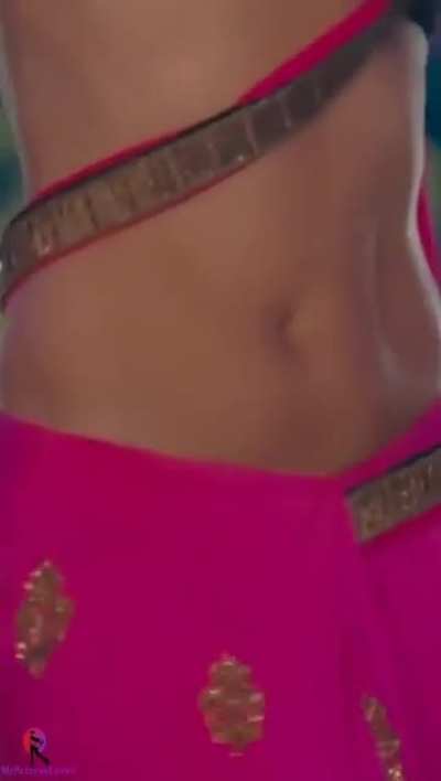 Kareena Kapoor sexy song halkat jawani. 