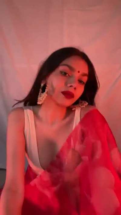 Desi girls in a saree are something 😩♥️