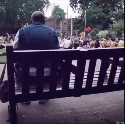 Guy alone singing “Living on a Prayer” by Bon Jovi makes entire park sing alongside him