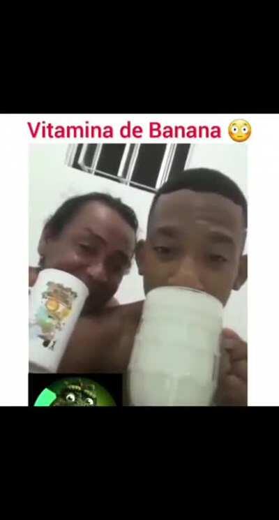 Mucamacaquinho tomando tomando vitamina feita pela esposa