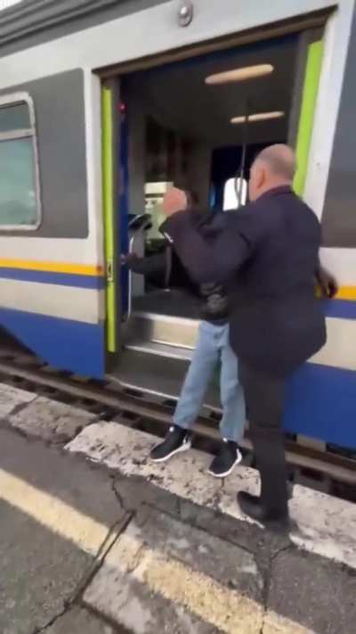 Man wanting to travel without a ticket beats ticket inspector and drags him out of train in Italy.