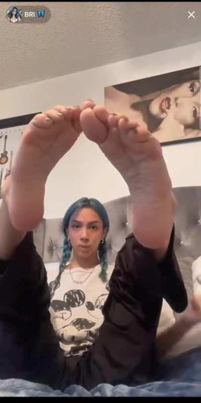 blueberryybrii (21 year old Latina soles and toes)