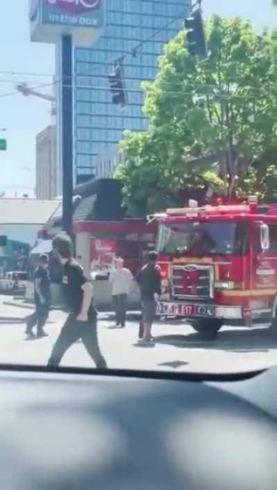 Who the hell is in the right mind to block a fire truck?? 🤦