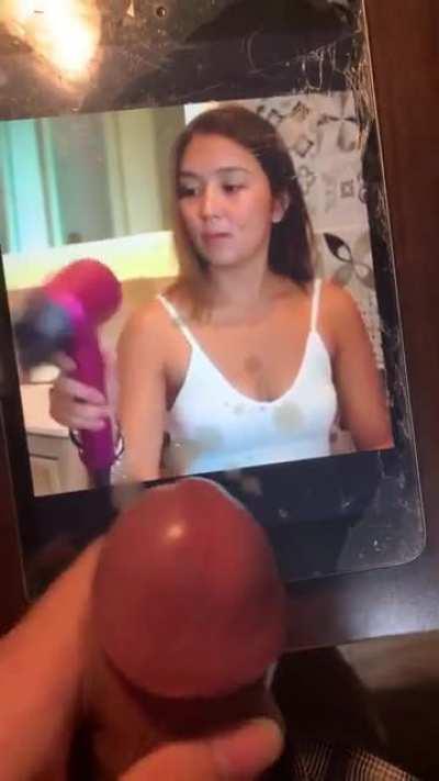 Kathryn habang nagpapaganda