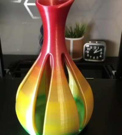 3D printer making a vase