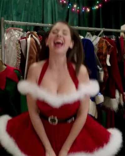 Alison Brie[Christmas Friday]