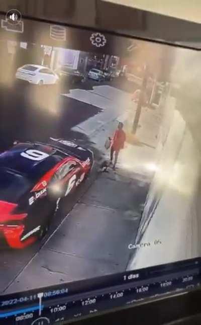 Just a douchebag graffiting a car without noticing the owner is inside and turns out to be an MMA fighter in Mexico.