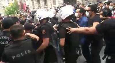 Today Police Attacked LGBTI+s and Arrested Many in Turkey Pride March