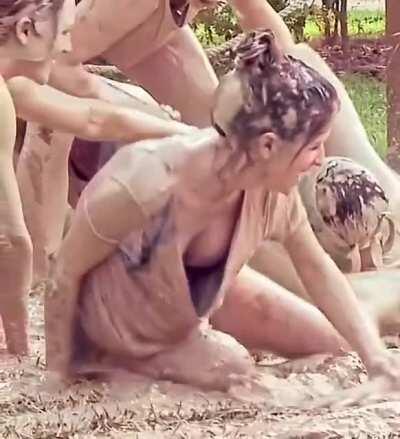 Pitch Perfect Mud Scene