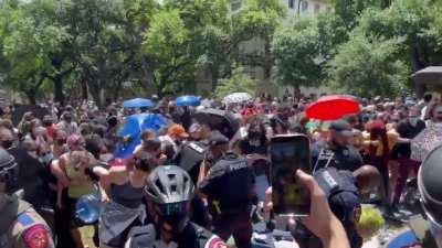 More arrest at UT Austin today with state troopers showing up 