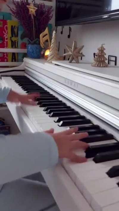 Watch 7-year old İpek Nisa Göker play the piano brilliantly. She only plays by ear because she is blind.