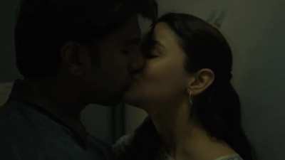 Alia Bhatt kissing 