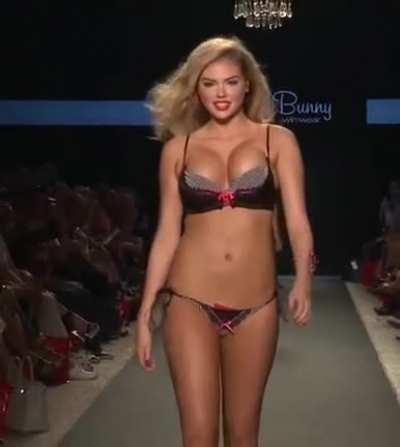 Kate Upton knows how to walk