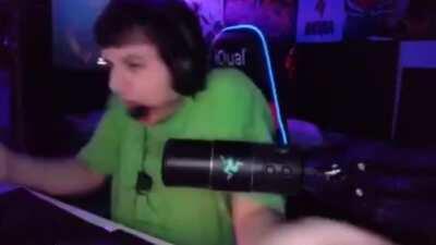 Un niño autista escuchando cazzu