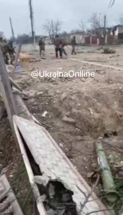 Kadoryvite orc get shot in the back in Mariupol by Ukrainian forces.