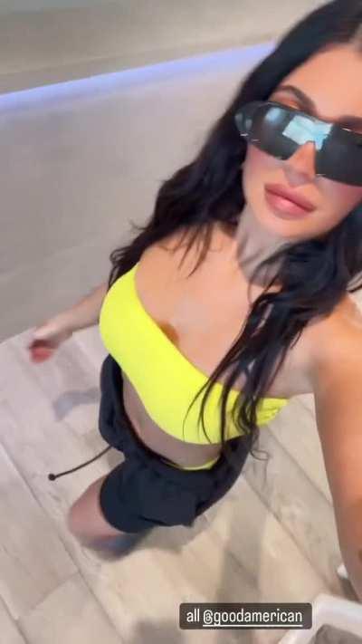 walking in yellow top