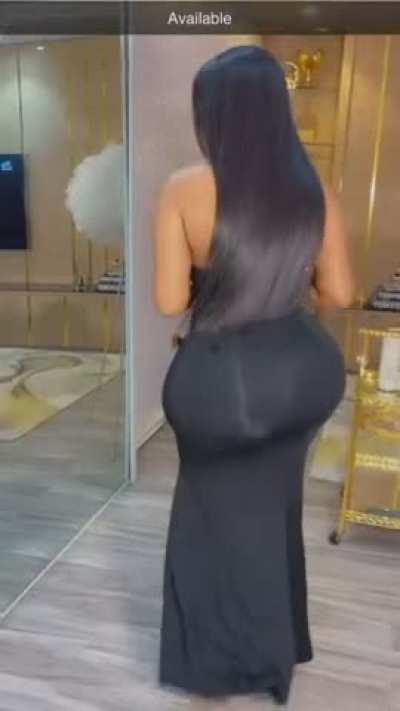 This African hottie is packing so much under that dress sheesh