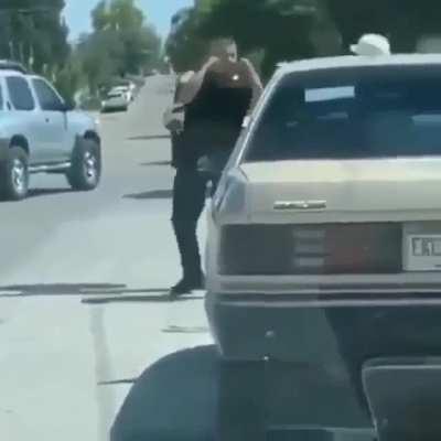 Cop takes vest and gear off just to have a 1-1 fight surprised he didn’t just shoot him lmao (sorry don’t have full video)