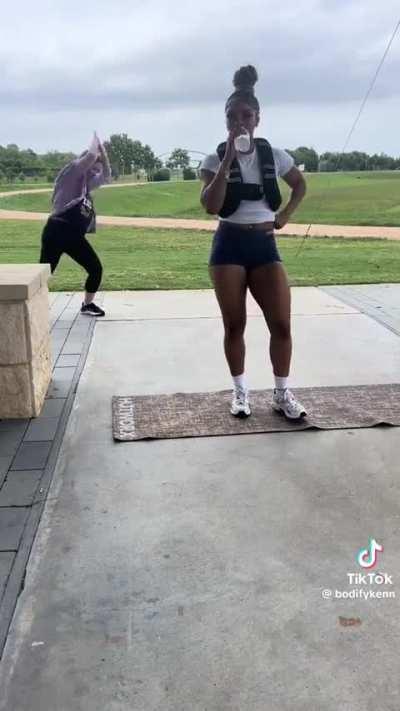 She posted a tiktok after this where you can still see the zumba lady’s shadow. Imo this isn’t a gym, it’s a park, why would you start loudly working out in another person’s space?