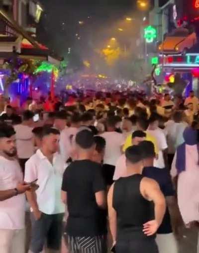 Alanya'nın anlık durumu. Bu ne amk npc respawn yeri mi burası, metrekare başına 20 taşşak düşüyor