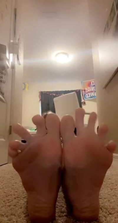 Massive size 14 spreading her toes