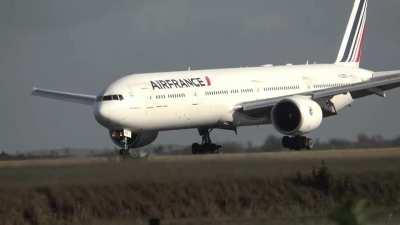 Air France B777 extremely bouncy landing at Paris CDG