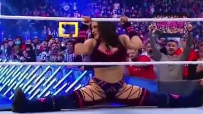 Babygirl looked so fine last night. The way she did this split and looked back at it OMG. Wish I was that ring apron.