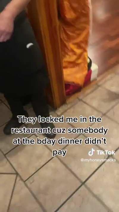 This family blamed the restaurant instead of one of their family members for not paying the food. She recorded the video, and pretended to be victims for the restaurant being annoyed for them not paying the food. Tiktok users most of them shamed the famil