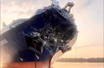 2 container ships collide