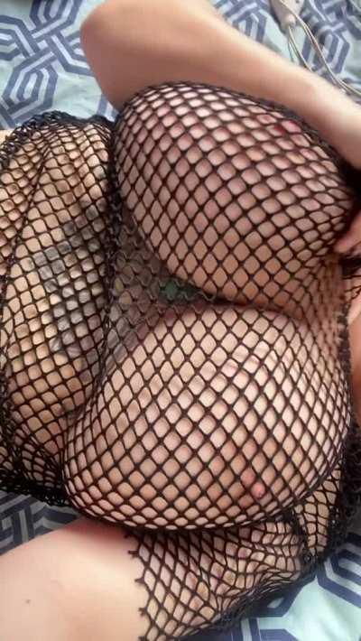 Do I look good on fishnets?👀💖