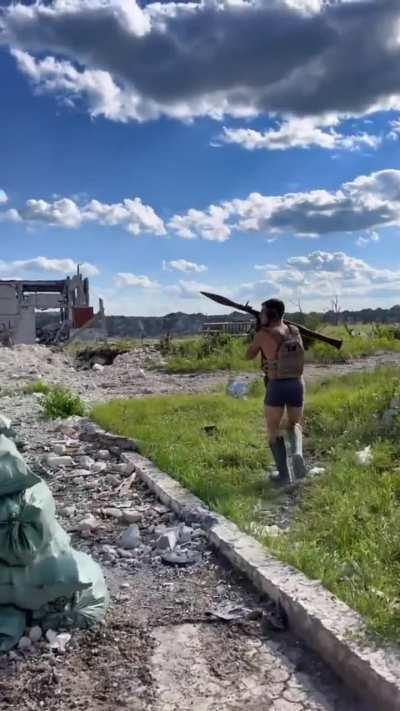 Ukrainian soldier in his underwear fires RPG in the direction of russians