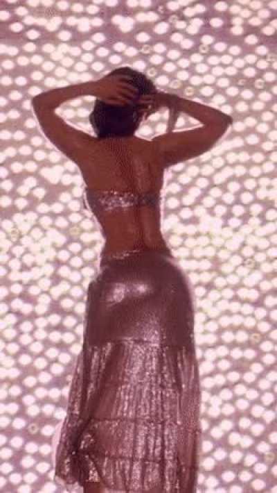 Kareena Mommy's sexy ass from one of her sexiest Item Songs !!!