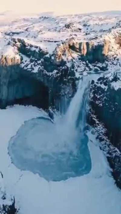 🔥 One of the most inaccessible waterfalls in Iceland is Aldeyjarfoss.