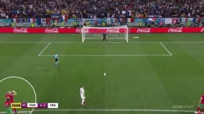 [VIDEO] Pepe telling Rui Patrício to dive to the left for Benzema's penalty, Rui Patrício dives the other way &amp;amp; Pepe gets angry vs France - 45+2' [UEFA Euro 2020]